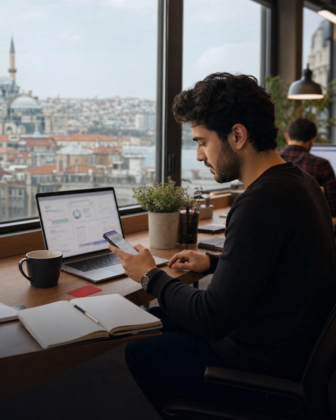 İstanbul coworking alanında ödeme kontrolü yapan freelancer